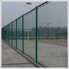 lưới móc hoa sử dụng trong hàng rào sân vận động